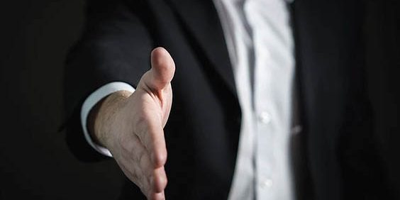 Mann streckt die Hand aus