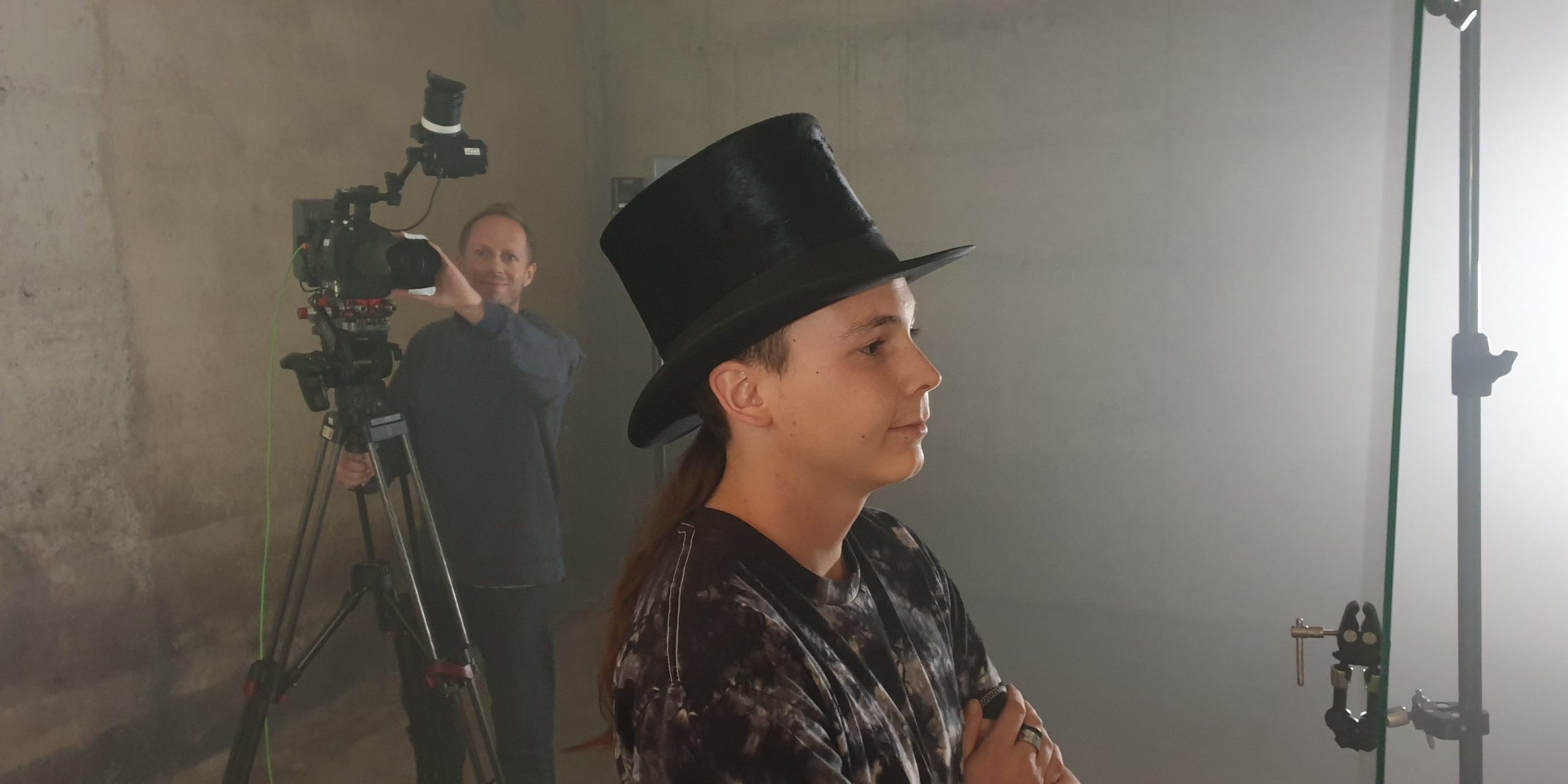 Kameramann und Protagonist bei Filmaufnahmen für ein Musikvideo