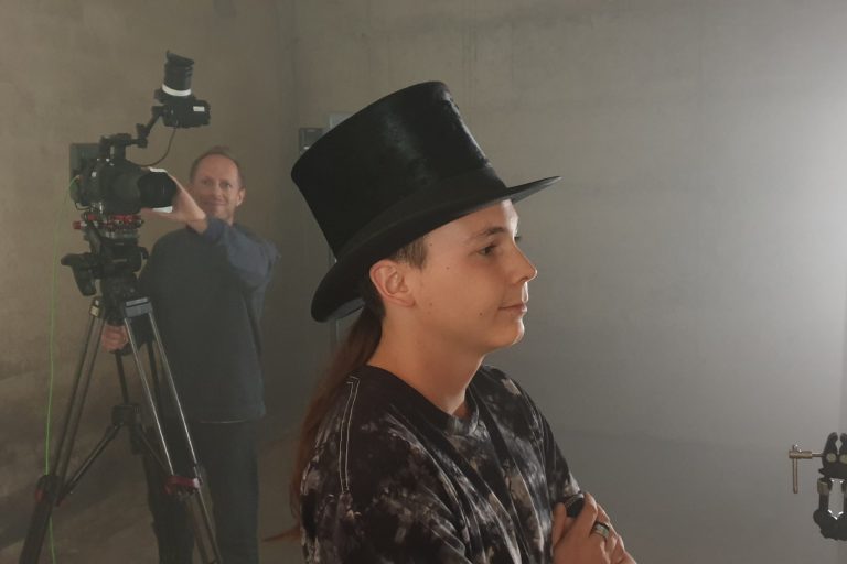 Kameramann und Protagonist bei Filmaufnahmen für ein Musikvideo