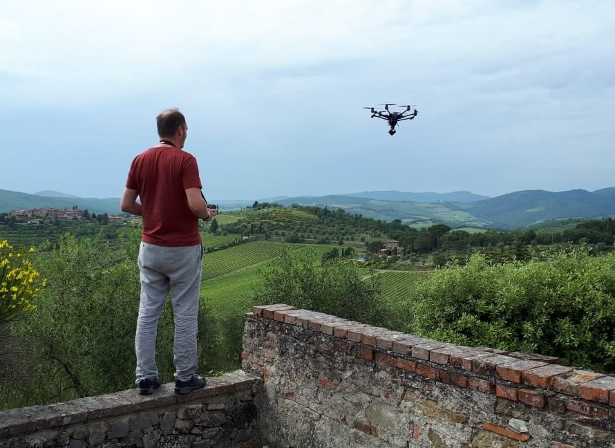 Flugdrohne bei Luftaufnahmen Videoproduktion