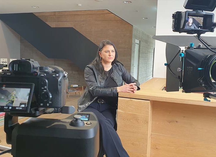 Kamera und Protagonistin bei Videobotschaft