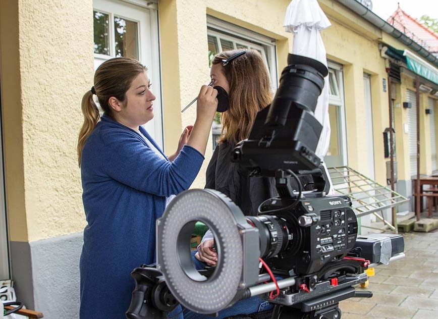 Maske vor dem Dreh. Ablauf einer Filmproduktion. PIXELFLOW TV- Filmproduktion