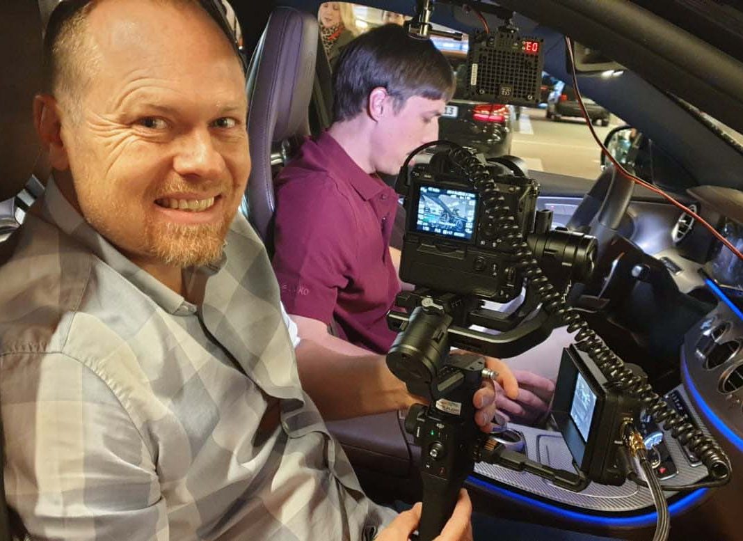 Szene im Auto mit kameramann und Kamera bei Imagefilm Videoproduktion München Film