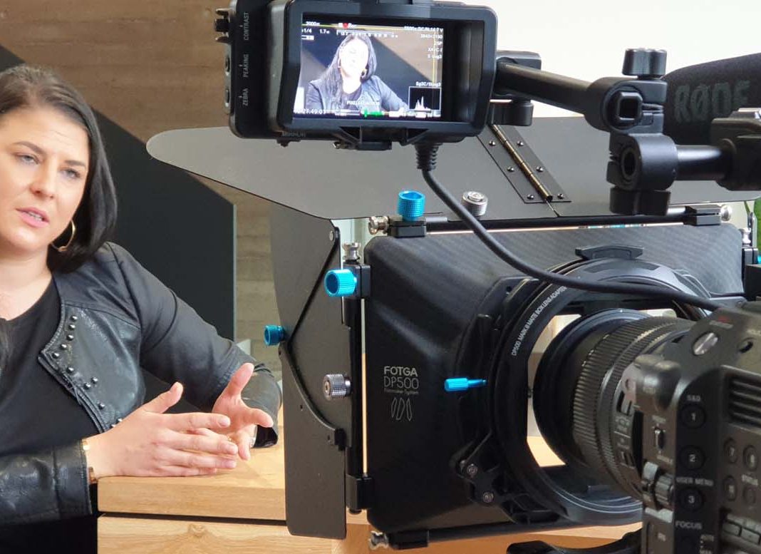 Szene mit Frau mit Kamera bei Videobotschaft