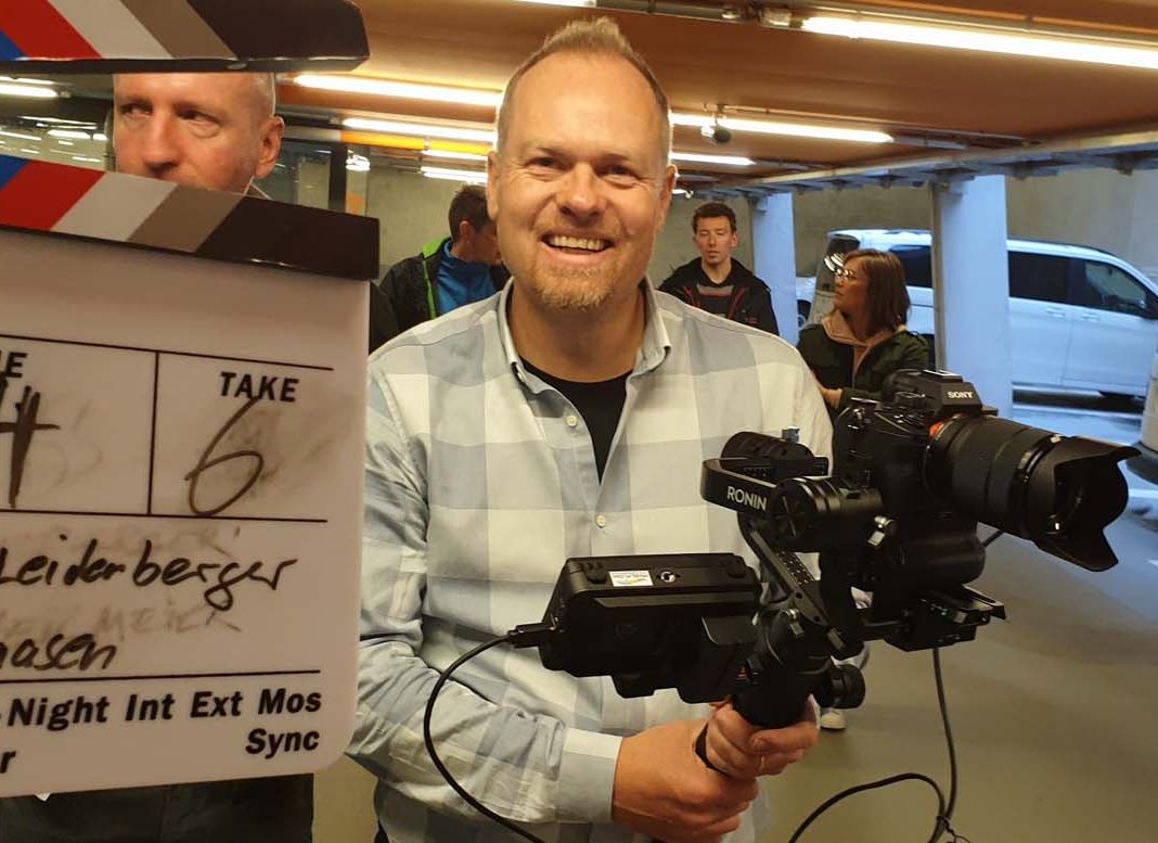 Kameramann mit Filmkamera und Gimbal Imagefilm