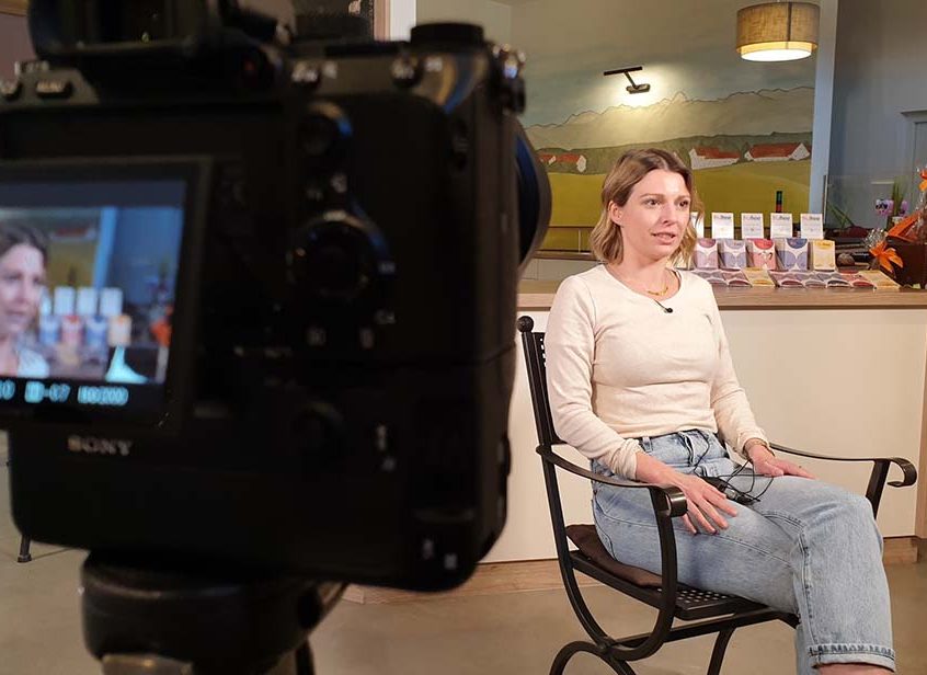 Szene eines Recruitingfilms mit Frau von Pixelflow.